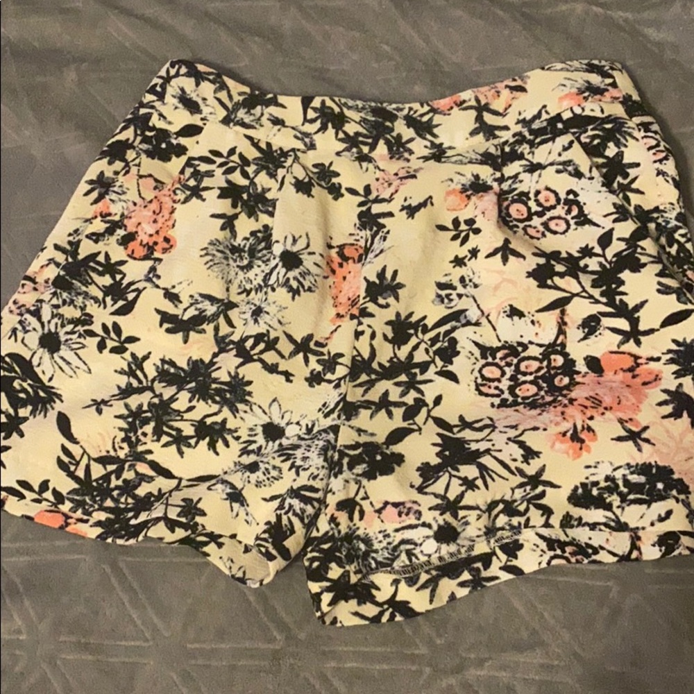 Flower print high waist short with pockets!
